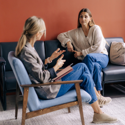 2 femmes en train de discuter lors de la seance chez le psychotherapeute 06