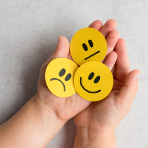 Smiley triste normal et sourire dans des mains pour illustrer des seances en accompagnement psycho emotionnel